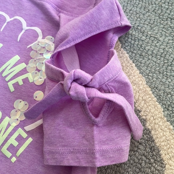 Arizona Jeans Co Cold Shoulder Graphic Tee, size M (10/12), NWOT - Picture 3 of 5